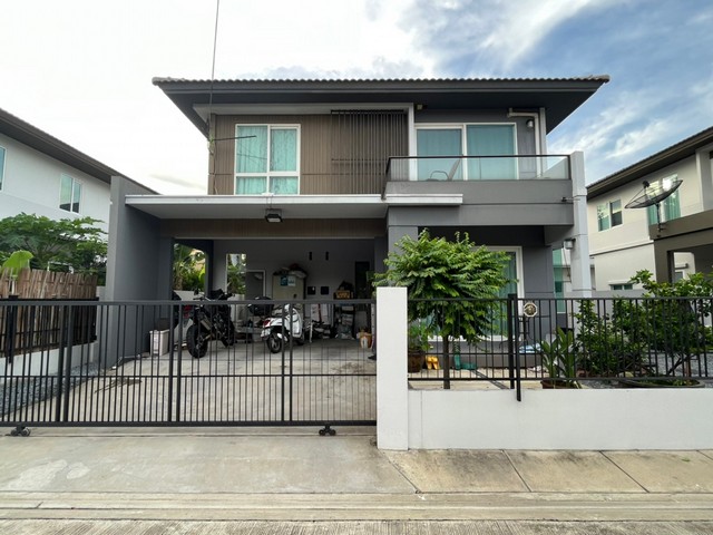 ให้เช่าบ้านเดี่ยว 2 ชั้น ม.ชัยพฤกษ์ พุทธมณฑล สาย 5 โครงการคุณภาพของ บ.แลนด์ แอนด์ เฮ้าส์ เนื้อที่ 50 ตรว. พื้นที่ใช้สอย 138 ตรม. มี 3 ห้องนอน 3 ห้องน้ำ ที่จอดรถ 2 คัน ภายในตกแต่ง Built-in สวย สไตล์มินิมอล พร้อมเฟอร์นิเจอร์ครบ และสิ่งอำนวยความสะดวกภายในโครงการครบครันสถานที่ใกล้เคียง1. มหาวิทยาลัยมหิดล2. มหาวิทยาลัยเทคโนโลยีราชมงคลรัตนโกสินทร์3. ตลาดนัดศาลายา4. โลตัส ศาลายา5. แ