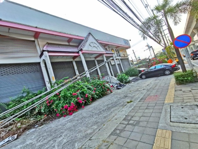 โรงพยาบาลเปาโล สมุทรปราการ 1.6 กม.BTSปากน้ำ ศรีนครินทร์ บิ๊กซีเพลส ให้เช่าอาคารพาณิชย์ 3ชั้น 5นอน 4น้ำ ร้านค้า 1,005 ตร.ม. 405 ตร.ว.ย่านธุรกิจ เข้าออกได้หลายเส้นทาง BTSปากน้ำ ศรีนครินทร์ บิ๊กซีเพลส ทำโชว์รูม ออฟฟิศ สมุทรปราการ 1.3 กม.BTS PakNam Srinakarin 1km. BigC  Samut Prakan 1.3 km. For rent buildings 3SToreys 5bed 4bath for showrooms 1,005sq.m. 405sq.wa. 119,999 b-m Sukhumvit Rd. SamutPrakan Hospital 1.6km. business district ศรีนครินทร์  ปากน้ำ   ถ. สุขุมวิท ตำบลปากน้ำ อำเภอเมืองสมุทรปราการ สมุทรปร