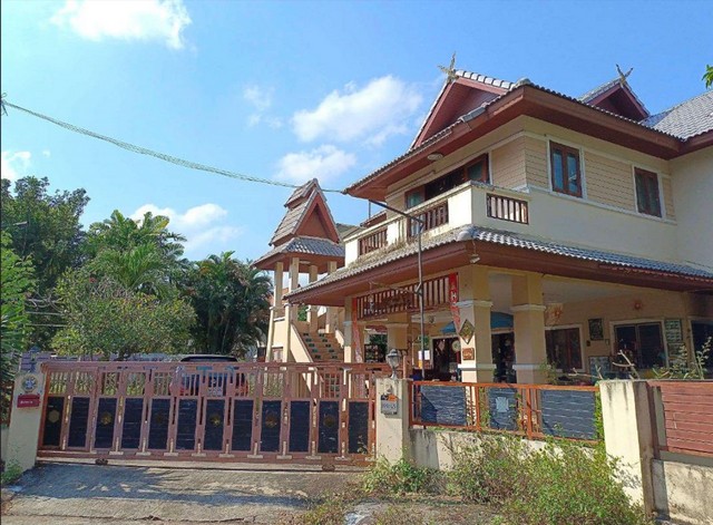   Code ID : PGCMI-LB-A-660005  ราคา  6,500,000   บาท ▸ เนื้อที่ 33 ตร.ว   พื้นที่ใช้สอย 321.5 ตร.ม.   ▸ 3 ห้องนอน 2 ห้องน้ำ    ▸ 2 ที่จอดรถ   บ้านหันไปทางทิศใต้  พิกัดทรัพย์ : https://maps.app.goo.gl/uVAfLK4chcmwKLmcA  สถานที่ใกล้เคียง  ▸ใกล้  ท่าอากาศยานเชียงใหม่ ▸ใกล้  โลตัส เชียงใหม่ หางดง ▸ใกล้  บิ๊กซี ซูเปอร์เซ็นเตอร์ หางดง 1 ▸ใกล้  แม็คโคร เชียงใหม่ 2  สอบถามเพิ่มเติม / นัดชม โทร. 097-419-5982(พลอย) โทร. 096-932-4624(ออมสิน) Line : @panaya (มี@ด้านหน้า)  ปรึกษาสินเ�