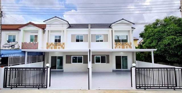  หมู่บ้าน ไลโอ ทำเล วงแหวน- ปิ่นเกล้า (ซอยวัดพระเงิน) เนื้อที่  22 ตร.ว.ขึ้นไป 4 ห้องนอน  2 ห้องน้ำ 2 จอดโครงการไลโอ5 อยู่ต้นซอยวัดพระเงิน ห่างจากถนนกาญจนาภิเษก เพียง 1.1 กม.  ใกล้แนวรถไฟฟ้าสายสีม่วง  ใกล้เซ็นทรัลเวสต์เกท  และจุดขึ้นลงทางด่วนศรีรัชรายละเอียดทรัพย์================ม.ไลโอ5 ซ.วัดพระเงินซอย 7  ถนนกว้าง (ไม่มีบ้านฝั่งตรงข้าม)ราคา 2.39 ล้าน- หน้าบ้านหัน ทิศตะวันออกเฉียงใต้- 