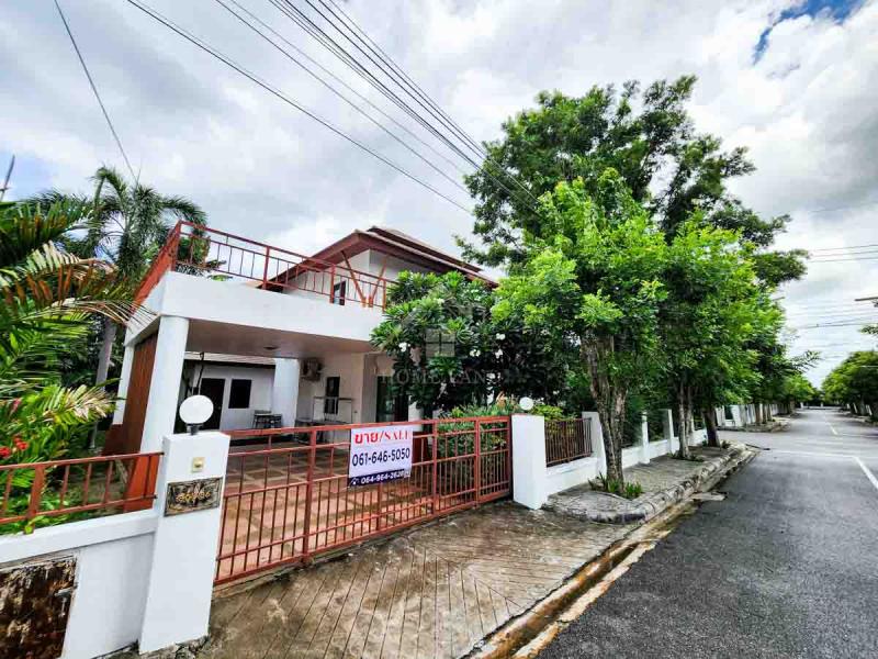 BHL700ขาย/เช่า บ้านเดี่ยว 2 ชั้น หมู่บ้าน ลาวัลเล่ - หัวหิน หลังมุม  ขับรถเพียง 10 นาทีถึงตัวเมืองหัวหินที่ตั้ง : ตำบล หินเหล็กไฟ อำเภอหัวหิน ประจวบคีรีขันธ์ 77110จุดเด่น : โครงการสงบเหมาะสำหรับพักอาศัย ไม่ไกลตัวเมืองหัวหิน ตัวบ้านแข็งแรง ไม่ทรุดมีพื้นที่สีเขียงรอบตัวบ้าน หลังมุมรายละเอียด- บ้านเดี่ยวเนื้อที่ 113.71 ตร.ว. -  พื้นที่ใช้สอย 230 ตร.ม.- 4 ห้องนอน 2 ห้องน้ำ- 1 ห้องครัว 