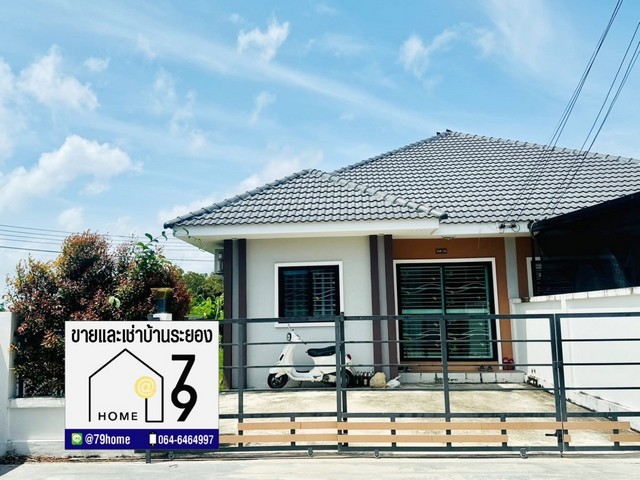  Vายและให้เช่าบ้านเดี่ยวแฝดหลังมุม กรอกยายชา ระยอง บ้านเปล่าไม่มีเฟอร์นิเจอร์ ราคาเช่า 10,000/เดือน สัญญา 1 ปี ราคาvาย 2.xx ลบ. ค่าโอนคนละครึ่ง45 ตร.ว3 ห้องนอน 2 ห้องน้ำ 1 ห้องครัว2 ที่จอดรถ เครื่องใช้ไฟฟ้าและเฟอร์นิเจอร์ แอร์ 3 เครื่อง เครื่องทำน้ำอุ่น 2 เครื่องผ้าม่านมุ้งลวด เหล็กดัด ปั้มน้ำ แท็งก์น้ำ สถานที่ใกล้เคียง - Mini bigC - 7 eleven - โรงพยาบาลกรุงเทพระยอง- นิคมอุตสาหกรรมมาบต