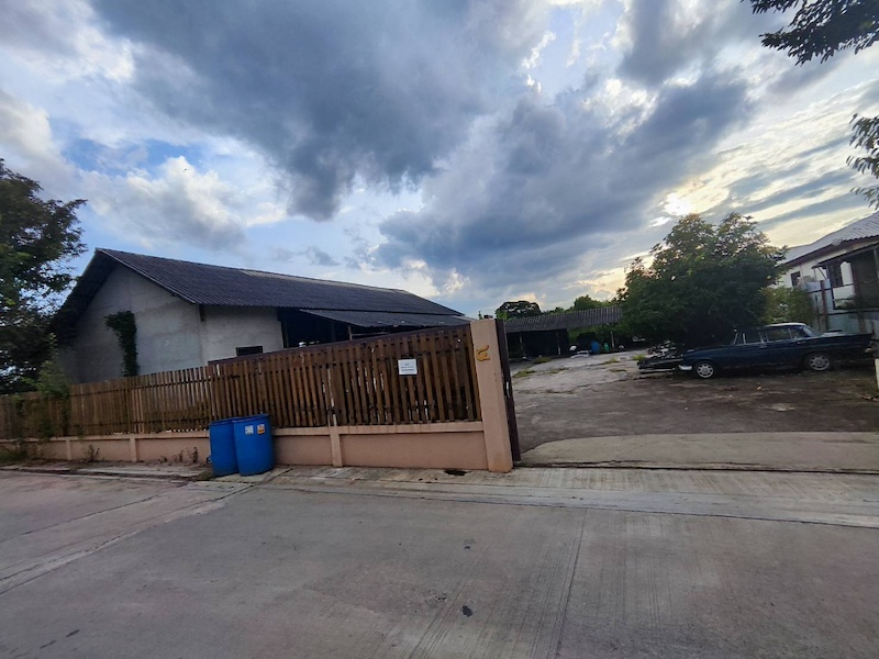 BST737 ให้เช่า ที่ดิน 1 ไร่  ขนาด กว้าง 12 เมตร ลึก 20 เมตร อาคารสิ่งปลูกสร้าง รามอินทราซอย 5