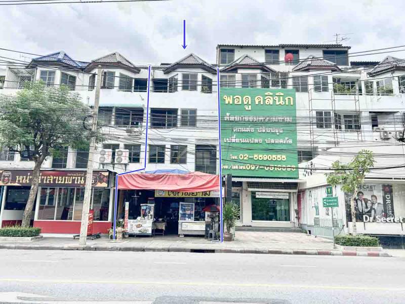 BHL414อาคารพาณิชย์ 4 ชั้น ติดถนน อินทราภรณ์ ประดิษฐ์มนูธรรม - ลาดพร้าว  ที่ตั้ง : พลับพลา เขตวังทองหลาง กรุงเทพมหานคร 10310รายละเอียด- อาคารพาณิชย์  4  ชั้น  มีชั้น 5 เป็นดาดฟ้า  อยู่ติดถนนอินทราภรณ์-  เนื้อที 52.5 ตร.ว.  พื้นที่ใช้สอย   547.25  ตร.ม.  -  ด้านหน้าทิศตะวันออก  หน้ากว้าง 6 เมตร  ลึก  35  เมตร-  ชั้นล่างสุด ต่อเติมหลังคาด้านหน้าแล้ว สามารถเปิดร้านขายของได้ ด้านในก็สามารถเปิดกิจ