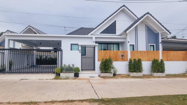 ขายบ้านเดี่ยวสร้างใหม่ สไตล์มินิมอลนอร์ดิก ต.หนองปรือ  อ.บางละมุง ชลบุรีรหัส TTR1949 ทำเลห้วยใหญ่ ชอย 1/18 ใกล้หาดจอมเทียน 10 นาที บ้านเลขที่ 48/15 ✅ เนื้อที่ 42 ตรว .✅ 3 ห้องนอน ✅ 2 ห้องน้ำ ✅ 2 ที่จอดรถ ✅ ไม่มีค่าส่วนกลาง‼️ แถมฟรี เฟอร์นิเจอร์ทั้งหลัง ยกเว้นของตกแต่ง ‼️ครัวบิวท์อิน เฟอร์นิเจอร์ ชุดห้องนอนทั้ง 3 ห้องแอร์  4 ตัวเครื่องทำน้ำอุ่น 2 เครื่องชุดโซฟาโต๊ะทีวีชุดโต๊ะทาน