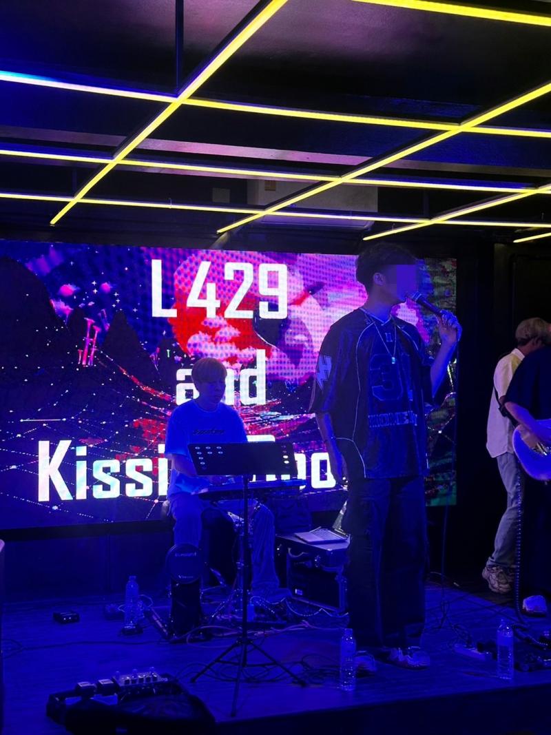  สนใจติดต่อOfficial Line : l429.bkkMy Line : luli.laเซ้งร้านเหล้า‼️ #รัชดา #ห้วยขวาง เพียง 2.3 ล้าน มีพนักงานพร้อม- อุปกรณ์ครบ ครัว ห้องน้ำ ไฟ แสงสี เสียง Pos- พื้นที่ 200 ตรม.  ค่าเช่าเพียง 60,000บ/เดือน- ทำใบอนุญาตต่อได้เลย  สนใจติดต่อOfficial Line : l429.bkkMy Line : luli.la พิกัด : https://maps.app.goo.gl/erVGkSaPN9rXFyVw8?g_st=il>> ค้นหาร้านอื่นที่ Facebook เซ้งร้าน = https://www.facebook.com/selloutthailand/>> รับแจ้งเตือนเซ้งร้านใหม่ๆทุกวัน Line = http://line.me/ti/p/~@salebiz>> ซื้อโฆษณาเซ้งร