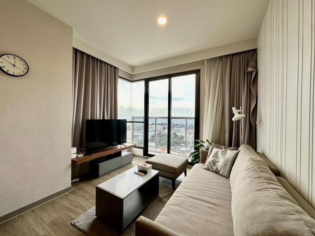 TEL : 092-288 9359 คุณดนิตาLine : https://line.me/ti/p/yxo92dHWP1รายละเอียด : พื้นที่ขนาด 67 ตรว.  ชั้น18 วิวทะเลและเมือง1 ห้องนอน 1 ห้องน้ำ ตกแต่งครบ พร้อมเฟอร์นิเจอร์ และเครื่องใช้ไฟฟ้าครบครัน ทำความสะอาดห้อง อาทิตย์ละ2ครั้งฟรีสิ่งอำนวยความสะดวก :  - สระว่ายชั้น38- ฟิตเน็ทพร้อมเครื่อง ออกกำลังกายหลายชนิด- ออนเซ็นแยกชายหญิง- ห้องดูภาพยนตร์- ห้องประชุม- ห้องนั่งเล่นสไตล์ญี่ปุ่น- Golf Simulatorค่าโอน50/50F-A4 