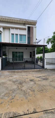 LVPU52882 ขายทาวน์โฮม 2 ชั้นแปลงมุมใน หมู่บ้านพลีโน่ วงแหวน-รามอินทรา ติดถนนใหญ่ ใกล้ทางด่วนราคาขาย : 3.49 ล้านบาทที่ตั้ง : ถนนเลียบคลองสอง แขวงบางชัน เขตคลองสามวา กทม.ชื่อโครงการ : พลีโน่ วงแหวน-รามอินทรา Pleno Wongwaen-Ramintraรายละเอียด :- พื้นที่ 33.ตารางวา - 3 ห้องนอน  - 2 ห้องน้ำ- หันหน้าทางทิศใต้สิ่งอำนวยความสะดวก : – สวนสาธารณะด้านหน้าโครงการ– อาคารนิติบุคลล และ สระว่ายน้ำ– ระบบรักษา