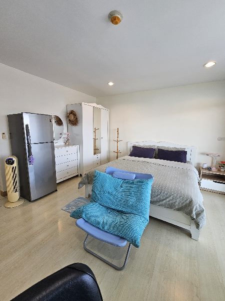 ทำเลทอง ใกล้ถนนลงหาดบางแสน  The Beach Bangsaen Condo ห้องวิวทะเล สวย อยู่สบาย ราคาเพียง3 ล้านบาทเท่านั้นเจ้าของต้องการขายด่วน เนื่องจากต้องกลับไปอยู่ต่างจังหวัด อยากส่งต่อให้กับผู้ซื้อ ผู้โชคดีที่จะได้ห้องไป**ค่าโอนคนละครึ่งเหมาะกับใคร?ซื้อเพื่ออยู่อาศัยเอง / ให้ลูกพักอาศัย เรียนมหาวิทยาลัยบูรพานักลงทุน ซื้อลงทุน ปล่อยเช่าได้ Yieldดีทำเลที่ตั้ง : เดอะบีชบางแสนคอนโด ต.