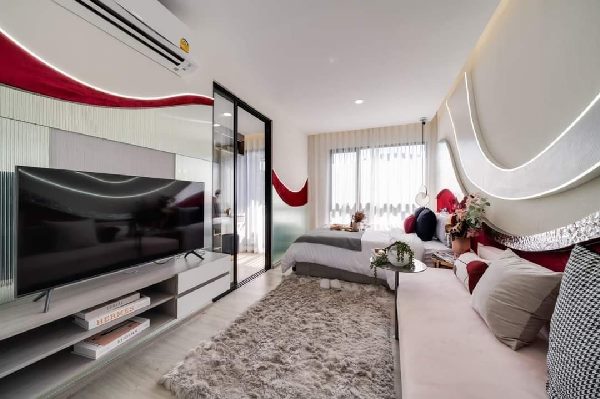 ห้องเลขที่ A702 ชั้น 7ขนาด 25.40 ตร.ม.แบบห้อง 1 Bedroom (B1-01M)ทิศตะวันตก **ขายดาวน์เดือน (ต.ค.) 272,700 บาท**(ผ่อนไปแล้ว 25 งวด)งวดที่ 26 ชำระงวดละ 4,900 บาทงวดที่ 27 ชำระ 100,000 บาท จ่ายรวมกับงวดโอนได้(ราคาขายดาวน์แต่ละเดือน จะเพิ่มขึ้นตามงวดที่จ่ายจริง) มูลค่าหน้าสัญญา   2,240,000  บาทงวดโอนกรรมสิทธิ์  1,932,400  บาทส่วนลด ณ วันโอน  250,000 บาทค่าส่วนกลาง 50 บาท/ตร.ม./เดือน รายการส่งเสริมการขาย :1.Digital door lock 1 รายการ2.เครื่องป