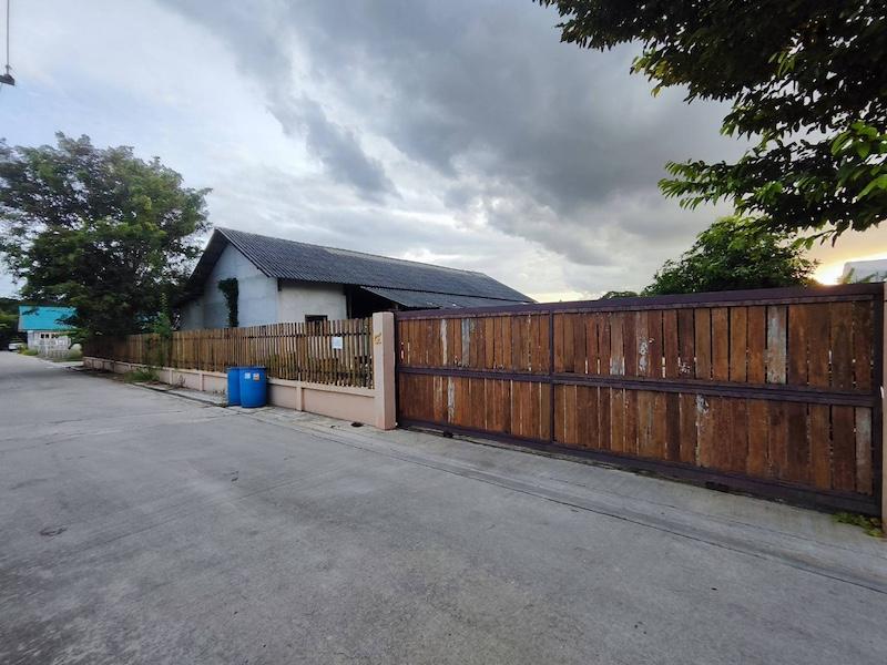 ให้เช่าที่ดิน เนื้อที่ 1 ไร่ กว้าง 12 เมตร ลึก 20 เมตร มีอาคารสิ่งปลูกสร้าง รามอินทราซอย 5ราคาเช่า 43,000 บาท / เดือน ( สัญญา 3 ปี )ราคาเช่า 45,000 บาท / เดือน ( สัญญา 2 ปี )ราคาเช่า 50,000 บาท / เดือน ( สัญญา 1 ปี )ที่ตั้ง ถนนรามอินทรา ซอยรามอินทรา 5 แยก 18 แขวงท่าแร้ง เขตบางเขน กรุงเทพมหานคร 10220ติดต่อ : คุณภัสพงณ์ 0634098164Line : deedaa22เนื้อที่ 1 ไร่ 400 ตารางวา กว้าง 12 เมตร ลึก 20 เมตรทำเลสะดวกอยู่สุดซอย รามอินทรา 5