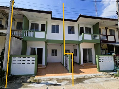 โคตรคุ้ม!! บ้านสร้างใหม่ มือ1 ทำใหม่ทั้งหลัง ขาย ทาวน์เฮ้าส์ 2 ชั้น ใกล้ถนนทางหลวง 3296 บางปลา บางเลน นครปฐม รีบจับจอง ก่อนหลุดมือ.ที่ตั้ง: ทางหลวง 3296 บางปลา บางเลน นครปฐม.รายละเอียด- ทาวน์เฮ้าส์ 2 ชั้น ห่างจากถนนใหญ่ 150 เมตร- เนื้อที่รวม 24 ตร.ว.- พื้นที่ใช้สอยประมาณ 99 ตรม.- 3 ห้องนอน 2 ห้องน้ำ มีโซนห้องครัว ทำเคาท์เตอร์ปูนเบื้องต้นไว้แล้ว- หน้าบ้านหันทิศตะวันออกเฉียงใต้.- จ