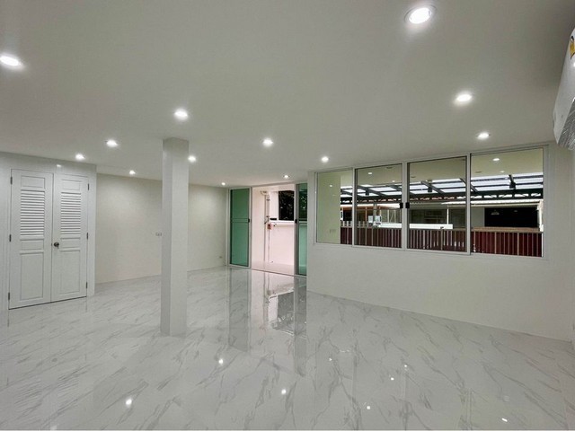 ให้เช่าทาวโฮม4 ชั้น ซอยสวนพลู สาทร ใกล้BTS ศาลาแดง , BTS ช่องนนทรี  , MRTลุมพินี  เหมาะสำหรับที่พักอาศัย ออฟฟิศ หรือคลินิก