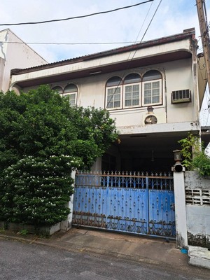 ขายที่ดินพร้อมสิ่งปลูกสร้าง 47 ตรว. ซอยอินทามระ13 เหมาะปรับสภาพทำหอพัก อพาร์ทเม้นท์ โรงแรม สำนักงาน ห่างจากถนนสุทธิสารวินิจฉัย 90 ม. ใกล้ถนนพหลโยธิน, ถนนวิภาวดี-รังสิต และ BTS สะพานควายที่ตั้ง : ซอยอินทามระ 13 แขวงสามเสนใน เขตพญาไท กรุงเทพมหานคร.รายละเอียด- ขายที่ดิน 47 ตารางวา พร้อมสิ่งปลูกสร้างเป็นบ้านเดี่ยว 2 หลัง มี  2 ชั้น - พื้นที่ใช้สอยรวม 293.64 ตารางเมตร- แปลงที่ดิน