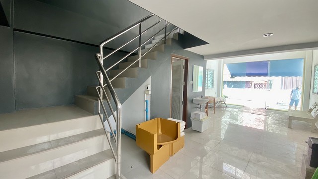 อาคารพาณิชย์ 3.5 ชั้น หน้าโครงการหมู่บ้านกรีนวิวล์ ติดถนนพุทธมณฑล สาย 2 ศาลาธรรมสพน์ ทำเลย่านชุมชน ตลาด ด้านข้างตัวอาคารพื้นที่กว้าง พื้นที่จอดรถส่วนตัว จอดได้ 5 คัน อายุตึก 8 ปี รูปแบบตึก Stand Alone (หลังเดี่ยว) เป็นหลังมุมด้านใน มีความเป็นส่วนตัว ห้องโถงชั้นล่าง โล่งโปร่ง เพดานสูง มีห้องน้ำทุกชั้นอาคารเลขที่ 270/3ค่าเช่า:  25,000  บาท/ เดือนขนาดพื้นที่: 49 ตรว.  หน้ากว้าง 4 เมต�