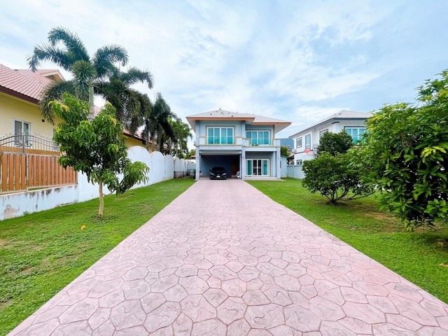 ลดจาก 12.9 ล้านขายด่วน 10.9 ล้านบาทขายบ้านเดี่ยว 2 ชั้น ใจกลางเมืองพัทยาขนาดพื้นที่ 140 ตรว. (พื้นที่ใช้สอย 188 ตรม.)ราคา 10.9 ล้านบาทค่าโอน 50/50ขนาด 3 ห้องนอน 3 ห้องน้ำ 1 ห้องรับแขก1 ห้องพระ1 ห้องครัว2 ที่จอดรถหลังบ้านกว้างมาก ทำหลังคาให้เรียบร้อยเฟอร์นิเจอร์บิ้วอินทั้งหลังแอร์ 4 เครื่องตู้เย็นเครื่องซักผ้าโซฟาหมู่บ้านเงียบสงบมากๆ มีแต่ชาวต่างชาติถนนในหมู่บ้านกว้างขวาง มี