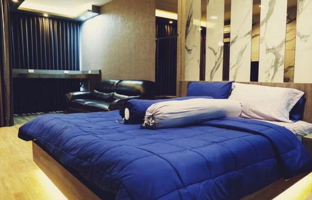 TEL : 092-288 9359 คุณดนิตาLine : https://line.me/ti/p/yxo92dHWP1รายละเอียด : ขนาดห้อง 34 ตรม. ตึก A ชั้น 18 ห้องสตูดิโอ 1 ห้องน้ำ เฟอร์นิเจอร์ครบ  : - เตียง+ที่นอน 6 ฟุต- ตู้เสื้อผ้า- โต๊ะเครื่องแป้ง- โซฟา+โต๊ะกลาง- โต๊ะกินข้าว+เก้าอี้ เครื่องใช้ไฟฟ้า :  - แอร์  - ทีวี   - ตู้เย็น  - เตาไฟฟ้า พร้อมเครื่องดูดควัน - ไมโครเวฟ - เครื่องซักผ้า  - เครื่องใช้ไฟฟ้า สิ่งอำนวยความสะดวก : ลิฟต์ ที่จอดรถ สระว่ายน้ำ ฟิตเนส การรักษาค