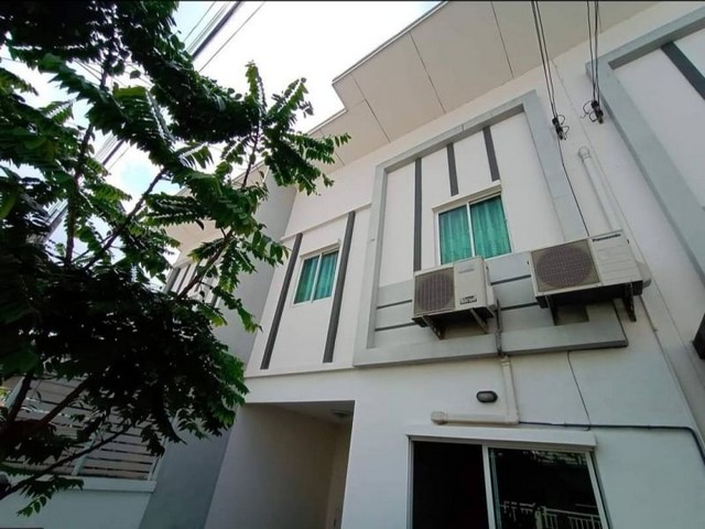 TEL : 092-288 9359 คุณดนิตาLine : https://line.me/ti/p/yxo92dHWP1ขายทาวน์โฮมมือสอง ราคาถูก หมู่บ้านไลโอ นอฟ ชลบุรี - อ่างศิลารายละเอียด : เนื้อที่ขนาด 18 ตรว. 3 ห้องนอน 2 ห้องน้ำ แถมฟรี แอร์3เครื่องปั้มน้ำ1ปี้มปูกระเบื้องต่อเติมหน้าบ้านหลังบ้านใกล้เซ็นทรัลชลบุรีใกล้โฮมโปรชลบุรีขายพร้อมผู้เช่าค่าเช่าเดือนละ 6,000 บาทสัญญาครบกุมภาพันธ์ 2568F-A4 