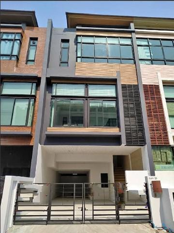 BH3234 ให้เช่าโฮมออฟฟิศ ในทาวน์อินทาวน์ 4 ชั้น The Habitatt Srivara ทาวน์อินทาวน์ เลียบด่วน เอกมัย-รามอินทราสนใจติดต่อ: คุณบัว เอเจ้น โทร: 0936464597, 0826914598 Line: Bua09352,500 บาท / เดือนรายละเอียดทรัพย์เบื้องต้น: BH3234 โฮมออฟฟิศ 4 ชั้น ขนาด 25 ตร.ว. พื้นที่ใช้สอย 255 ตร.ม. มี 4 ห้องนอน 4 ห้องน้ำ และแอร์ 5 ตัว สามารถปรับเปลี่ยนเป็นห้องประชุมหรือห้องทำงานได้จุดเด่น:ที่จอดรถในบ้าน 3 คัน และด้านหน้าบ้าน 1 คันระบบรัก�