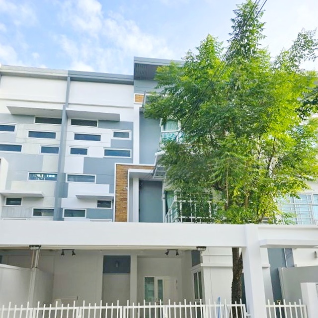 ให้เช่าทาวน์เฮาส์ 3 ชั้น 232 ตร.ม. หรูหราโอ่โถง ติดถนนใหญ่ BTS ศรีนครินทร์ 1.6 กม.ทำเลดี อยู่ต้นโครงการ 31 ตร.วา.29,998 b-m หน้าบ้านกว้าง เป็นโฮมออฟฟิศ ที่อยู่อาศัย รร.คลองมหาวงก์ 1.2 กม. 3 นอน 4 น้ำ 5 แอร์ ย่านธุรกิจ แยกการไฟฟ้าสมุทรปราการ   รพ.วชิรปราการ 0.7 กม.ถ.ศรีนครินทร์ - วัดบางปิ้ง  BTS Srinakarin 1.6 km.Luxurious and grand Located on the main road,  Good location at the beginning of the project 3-storey townhouse for rent 232 sq.m. 31 sq.wa. 29,998 b-m, wide frontage home office residence Khlong Maha Wong School 1.2 km.3 bed 4 bath 5 a/c business district S