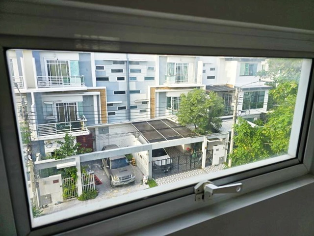 BTS ศรีนครินทร์ 1.6 กม. หรูหราโอ่โถง ติดถนนใหญ่ ให้เช่าทาวน์เฮาส์ 3 ชั้น 230 ตร.ม. 30 ตร.วา. หน้าบ้านกว้าง เป็นโฮมออฟฟิศ  3 นอน 4 น้ำ 5 แอร์