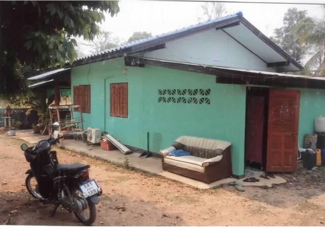   Code ID : PGPRA590006  ราคา 840,000  บาท ▸ เนื้อที่ 1 งาน 35 ตร.ว     หลังที่ 1  พื้นที่ใช้สอย 85.66 ตร.ม.   ▸ 1 ห้องนอน 1 ห้องน้ำ    ▸ 1 ที่จอดรถ   หลังที่ 2  พื้นที่ใช้สอย 99 ตร.ม.   ▸ 2 ห้องนอน 1 ห้องน้ำ    ▸ 1 ที่จอดรถ   บ้านหันไปทางทิศใต้  พิกัดทรัพย์ : https://maps.app.goo.gl/AXRHpuXEw6tHDVgQ8  สถานที่ใกล้เคียง ▸ใกล้  โรงพยาบาลวังชิ้น ▸ใกล้  วัดนาใหม่ ▸ใกล้  โรงเรียนบ้านนาใหม่ ▸ใกล้  PTT Station ปตท.วังชิ้น   สอบถามเพิ่มเติม / นัดชม โทร. 097-419-5982(พลอย) โทร