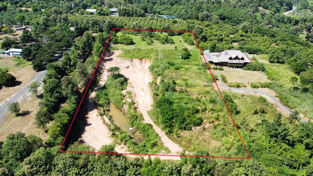 ที่ดินแม่แตงเนินเขา วิวดอยและเมือง แม่แตง ห่างจากตลาดแม่มาลัยเพียง 3 กิโลเมตร ห่างจากตัวเมือง 40 กม. ใกล้แหล่งท่องเที่ยวหลายแห่ง เดินทางสะดวกสบาย น้ำไฟ อินเตอร์เน็ต เข้าถึงที่เนินดอย สามารถมองเห็นวิวเมืองแม่แตงชัดเจน มีสวนลำไยบางส่วน  อากาศเย็นสบาย เหมาะสร้างบ้านอยู่อาศัย หรือทำรีสอร์ท บ้านพักตากอากาศขายยกแปลง 15 ไร่ ไร่ละ 700,000 บาท ค่าโอนคนละครึ่ง  สนใจติ