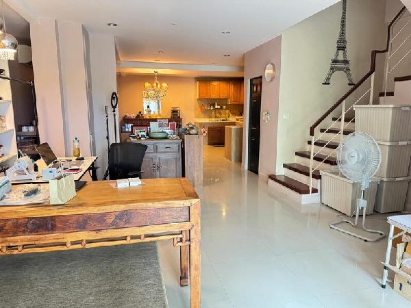 ขายบ้าน ธนาพัฒน์ เฮ้าส์ สาธร นราธิวาส พระราม 3ทาวน์เฮ้าส์ ขนาด 31.7 ตรว. พื้นที่ใช้สอย 198 ตรม. จอดรถได้ 2 คัน– 3 ห้องนอน, 4 ห้องน้ำ, 2 ห้องรับแขก, 1 ห้องครัวเปิดโล่ง, ห้องเก็บของหลังบ้าน– ครัวบิวน์อิน– ตกแต่งพร้อม ให้เฟอร์บางส่วน– หน้าบ้านต่อเติมลานจอดรถ– หลังบ้านต่อเติมห้องเก็บของ– ห้องโถงใหญ่ ชั้นล่าง– ห้องรับแขกชั้น 2สิ่งอำนวยความสะดวก :-สวนสาธารณะ-คลับเฮ้าส์-สระว่า