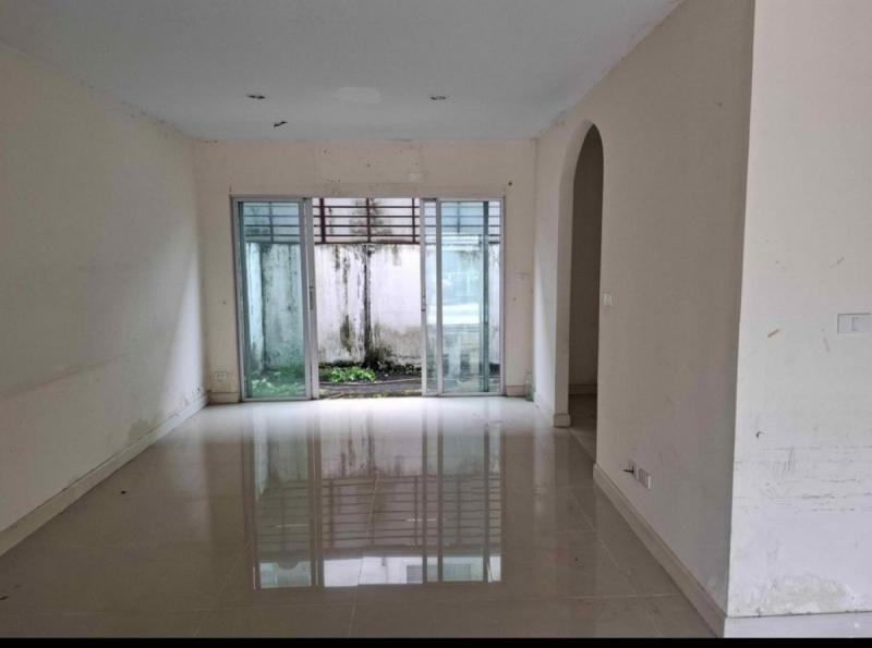 ขายทาวน์เฮ้าส์ 2 ชั้นอยู่หน้าโครงการเข้าออกสะดวก3 ห้องนอน2 ห้องน้ำ1 ห้องครัว2 จอดรถขนาด 20.9 ตรว.ราคาขาย 1.89 ลบ ถนนวัชรพล