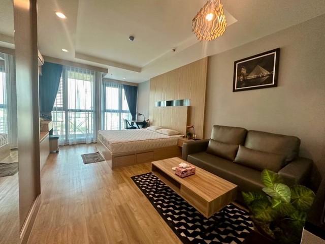 TEL : 092-288 9359 คุณดนิตาLine : https://line.me/ti/p/yxo92dHWP1รายละเอียด : เนื้อที่ขนาด 34 ตรม. ตึก A ชั้น 19 วิวเมือง ห้องสตูดิโอ 1 ห้องน้ำ เฟอร์นิเจอร์ครบ : - เตียง+ที่นอน 6 ฟุต- ตู้เสื้อผ้า- โต๊ะเครื่องแป้ง- โซฟา+โต๊ะกลาง- โต๊ะกินข้าว+เก้าอี้ เครื่องใช้ไฟฟ้า : - แอร์ ครื่อง - ทีวี  55“ - ตู้เย็น 2 ประตู - เตาไฟฟ้า พร้อมเครื่องดูดควัน - ไมโครเวฟ - เครื่องซักผ้า 10 kg. - เครื่องใช้ไฟฟ้า ใหม่แกะกล่องเงื่อนไขในการเช่า สั