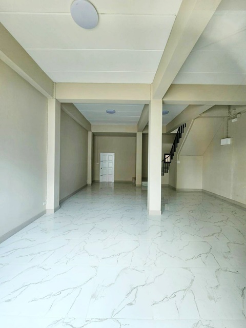 มีร้านค้ามากมาย  ให้เช่าอาคารพาณิชย์หัวมุม กว้าง 6 เมตร  4 ชั้น .6นอน 4น้ำ 18 ตร.วา.รามคำแหง136-144 MRT สัมมากร 1.6 กม.MRTน้อมเกล้า 240ม