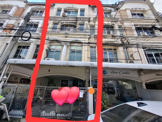 ให้เช่าโฮมออฟฟิศ4 ชั้น 23ตรว. 260ตารางเมตร -4ห้องนอน 5ห้องน้ำ  1ห้องออฟฟิศทำงาน-มีแอร์ทุกชั้น 6ตัว-จอดรถได้2คันโครงการติดถนนใหญ่ อยู่ถ.ลาดพร้าว เดินทางสะดวก -ใกล้แยกรัชดา-ลาดพร้าว-MRTลาดพร้าว, รถไฟฟ้าสถานีรัชดา เพียง 500 เมตร. สถานีเชื่อมต่อรถไฟฟ้าสายสีเหลือง, เซ็นทรัลลาดพร้าว, ยูเนี่ยน มอลล์, บิ๊กซี ลาดพร้าว, ตลาดโชคชัย4, มหาวิทยาลัยราชภัฏจันทรเกษม, สวนจตุจักร,The Street, เซ็น