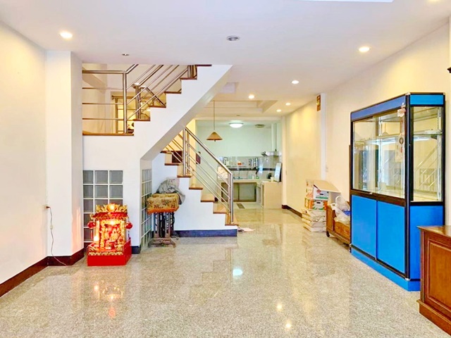 เดอะมอลล์ บางแค 1.5 กม. MRTบางแค 0.9 กม..ใหญ่มาก ให้เช่าทาวน์เฮ้าส์ 3ชั้น  4นอน.เพชรเกษม 60-64 แหล่งช้อปปิ้ง 