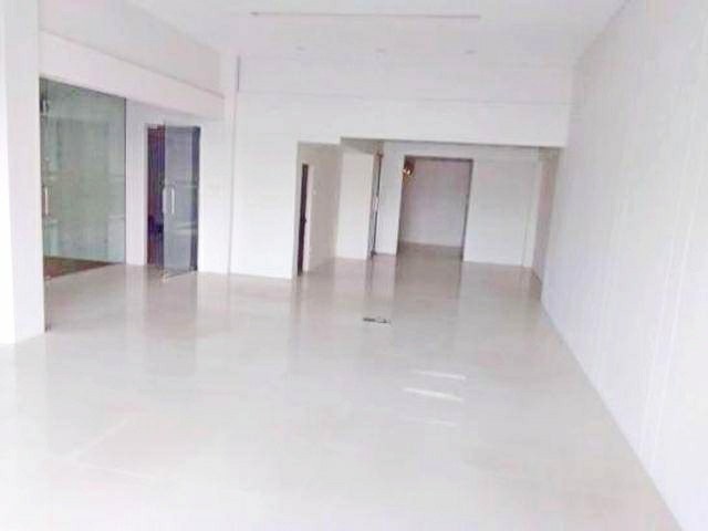 มีร้านค้ามากมาย  ให้เช่าอาคารพาณิชย์หัวมุม MRTน้อมเกล้า 240ม .กว้าง 6 เมตร  4 ชั้น 6นอน 4น้ำ 22 ตร.วา.รามคำแหง136-144 MRT สัมมากร 1.6 กม.