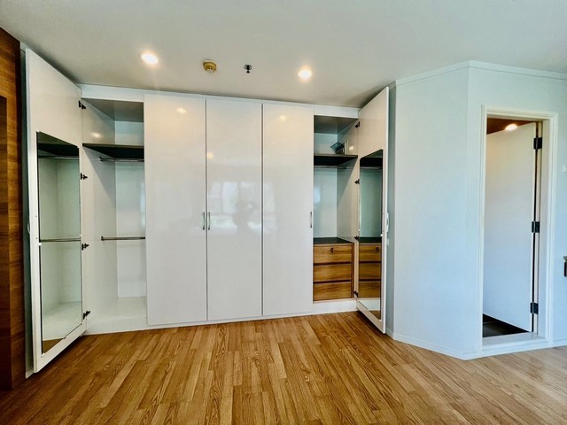 ขายคอนโด “ลุมพินี เมกะ ซิตี้-บางนา” สภาพสวย นางฟ้าสุดๆ ขนาด 52 ตร.ม. ห้องใหญ่ บิ้วอินวัสดุพรีเมี่ยม จัดเต็มทั้งห้อง ตู้เสื้อผ้าใหญ่มาก จำนวน 1 ห้องนอน 2 ห้องน้ำ 1 ห้องรับแขก 1 ห้องครัว ตึก B ชั้น 3 วิวสวน ลมพัดเย็นสบาย ขายราคา 2.99 ลบ.ค่าโอนคนละครึ่งเฟอร์นิเจอร์ 1. เตียง King Size + ฟูก 6 ฟุต2. บิ้วอินตู้เสื้อผ้าในห้องนอน 5 บาน3. บิ้วอินตู้เก็บของ 2 บาน4. บิ้วอินโต๊ะเครื่องแป้ง5. บิ้วอิ