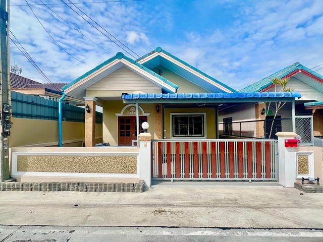 เปิดขาย บ้านรีโนเวทใหม่พร้อมเข้าอยู่ บ้านเดี่ยว ห้วยกะปิ16 เนื้อที่ 32 ตร.ว  ฟังก์ชัน 3 ห้องนอน 1 ห้องน้ำ มาพร้อมห้องครัว ห้องทานอาหาร ถนนหน้าบ้านกว้าง  ของแถม- ต่อเติมโรงจอดรถ / ปูกระเบื้อง- ต่อเติมห้องครัว- เหล็กดัดทั้งหลัง- ถังน้ำสำรอง- ปั๊มน้ำอัตโนมัติ- ฟรีโอน / จดจำนองราคา 2.xx ล้านต้นๆ ปรึกษาสินเชื่อและการยื่นกู้ฟรี ดูแลจนถึงวันโอนรับฝากขายบ้าน ที่ดิน คอนโดสนใ