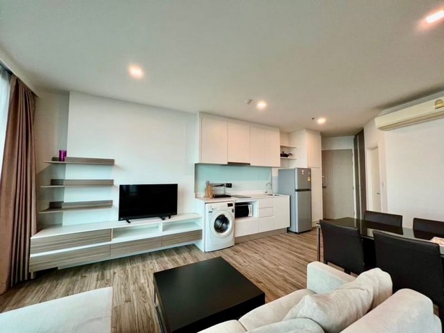 TEL : 092-288 9359 คุณดนิตาLine : https://line.me/ti/p/yxo92dHWP1รายละเอียด : เนื้อที่ขนาด 62.18 ตรม. ชั้น 28 2 ห้องนอน 2 ห้องน้ำ ตกแต่งครบ พร้อมเฟอร์นิเจอร์ และเครื่องใช้ไฟฟ้าครบครัน สิ่งอำนวยความสะดวกส่วนกลาง :- ออนเซน สไตล์ญี่ปุ่น- สระว่ายน้ำ (2 แห่งในโครงการ)- GYM- Golf Simulator- สวนลอยฟ้า- ฟิตเนส - ที่จอดรถ - ลิฟต์ เดินทางสะดวก : - Robinson SiRacha : 5 นาที- Central SiRacha : 8 นาที- โรงพยาบาลสมิติเวช ศรีราชา : 8 นาที- โรงพยาบาลพญาไท ศรีราชา : 7 นาที