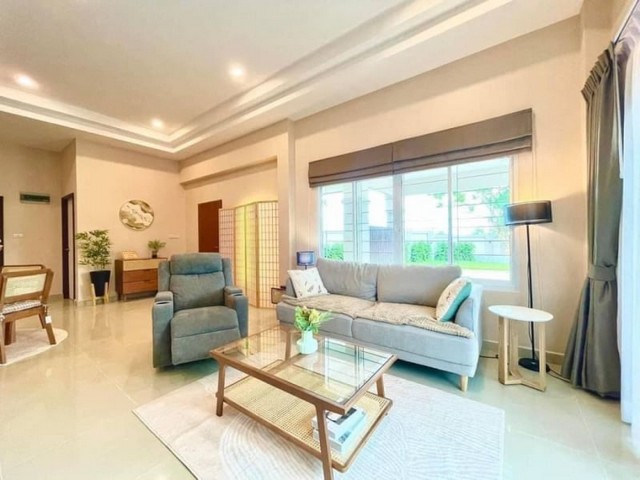 TEL : 092-288 9359 คุณดนิตาLine : https://line.me/ti/p/yxo92dHWP1บ้านเดี่ยวชั้นเดียวหลังใหญ่ อยู่ในหมู่บ้านรปภ 24 ชั่วโมง ใกล้โรงเรียนนานาชาติ ตกแต่งพร้อมอยู่ เฟอร์นิเจอร์ใหม่ทั้งหมด พื้นที่ 95 ตารางวา3 ห้องนอน 2 ห้องน้ำ 1 ห้องรับแขก1 ห้องครัว2 ที่จอดรถ วอลเปเปอร์ภายในทั้งหลังต่อเติมโซนซักล้างตกแต่งพร้อมอยู่ เฟอร์นิเจอร์ครบครันใกล้โรงเรียนนานาชาติมูลตรีภัคดี 3 นาทีใกล้โรงเรียนนานาชาติรีเจ