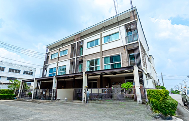 รพ.จุฬารัตน์9 0.9 กม.บ้านสวย สภาพใหม่ โฮม office อยู่อาศัย ขาย/ให้เช่าทาวน์โฮม 3 ชั้น สุดหรู เฟอร์ บิวท์อินจัดเต็ม 3 นอน 3 น้ำ ม.รามคำแหง 2 178 ตร.ม.20 ตร.วา.ใกล้คลับเฮ้าส์ 16,999 b-m ขาย 3.9 ล้าน ทำเลดี เดินทางสะดวก กิ่งแก้ว กาญจนาภิเษก Airport สุวรรณภูมิ 4.1 กม.Chularat Hospital 9 0.9 km. Beautiful house, new condition, home office, residence, for sale/rent, 3-story townhome, most luxurious, fully furnished, built-in, 3 bedrooms, 3 bathrooms, Ramkhamhaeng Village 2, 178 sq m, 20 sq m. .Va. near clubhouse 16,999 b-m, selling for 3.9 million, good location, convenient travel, King Kaew, Kanchanaphisek Airport, Suvarnabhumi, 4.1 km�