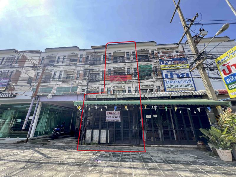 BHL836อาคารพาณิชย์ 4 ชั้น 1 คูหา ทำเลทอง ใกล้ทั้ง เซ็นทรัล และ โรบินสัน ศรีราชา ติดถนน สุขุมวิทที่ตั้ง : ตำบล สุรศักดิ์ อำเภอศรีราชา ชลบุรี 20110รายละเอียด- กว้างประมาณ 5 เมตร ลึก 25 เมตร- พื้นที่ขนาด 26 ตร.ว. พื้นที่ใช้สอย 450 ตร.ม.- 3 ห้องนอน 4 ห้องน้ำ- 1 ห้องครัว- ที่จอดรถ 1 คัน- ทิศตะวันออกสถานที่ใกล้เคียง- เซ็นทรัล ศรีราชา- โรบินสัน ศรีราชา- โรงเรียนอัสสัมชัญศรีราชา- โรงพยาบาลสมเด็จ