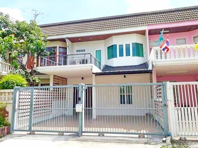 MRT ห้วยขวาง 1กม รพ.โกลเด้นเยียส์ 0.7กม.สถานศึกษา 2 นอน ทาวน์เฮาส์ 2 ชั้น สำหรับอยู่อาศัย 2 น้ำ 190 ตร.ม.48 ตร.วา.3 แอร์ ตลาดสดห้วยขวาง 1.6 กม.2 จอดรถ เดินทางเข้าออกได้หลายทาง รร.นานาชาติเพรพ 0.6 กม.Prep Inter Sch. 0.6 km. MRT Huai Khwang 1 km. 2 bed educational institutions 2-storey townhouse for living 2 bath 190 sq.m. 48 sq.wa. Golden Years Hospital 0.7 km.3 a/c Huai Khwang fresh market 1.6 km.2 parking spaces shopping areas business district Big C Ratchadaphisek 2.1 km.34,999 b-m  Multiple entrances and exits190 ตร.ม.48 ตร.วา.190 sq.m. 48 sq.wa. 2 ห้องนอน  2 ห้องน้ำ 1 ห้องนั่งเล่น1 ครัว 3 แอร์ 2 จอดรถ เคร