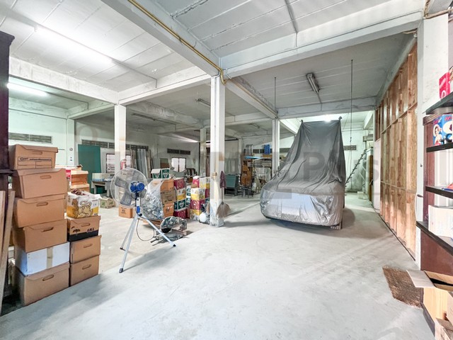 ที่ดินพร้อมสิ่งปลูกสร้าง โกดังและโรงงานผลิตขนาดเล็ก สรงประภา ดอนเมือง ซอยวัดเวฬุวนาราม9ที่ตั้ง : แขวงสีกัน เขตดอนเมือง จ.กรุงเทพมหานคร 10210รายละเอียดทรัพย์ :- โกดังสินและโรงงานผลิตขนาดเล็ก ดอนเมือง-สรงประภา ซ.วัดเวฬุวนาราม 9- พื้นที่ 100 ตร.ว.- พื้นที่ใช้สอย 260 ตร.ม.มีระยะร่นตามกฏหมายกำหนด- หน้ากว้าง 16 เมตร- ความสูงพื้นถึงเพดาน 4 เมตร- ลงเสาเข็มไว้ลึก 21 เมตร รองรับการก