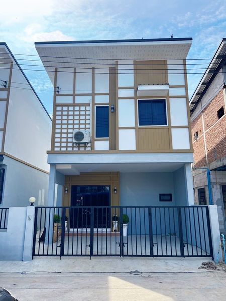 #ขายบ้านสร้างใหม่ใกล้ตัวเมืองพานทองชลบุรี​#โครงการ  บ้านญี่ปุ่น(098-9955449)​(Japanese House)????ทำเลตลาดป้านันพานทอง #บ้านใหม่มือ 1???? ทาวน์โฮมอิสระ 2 ชั้น????​พื้นที่   25.5 ตรว. 153 ตรม.????4 ห้องนอน 3 ห้องน้ำ 2 จอดรถ????โปรโมชั่น????- ฟรี มิเตอร์น้ำ-ไฟ- ฟรี ระบบกำจัดปลวก- ฟรี ปั๊มน้ำ- ฟรี ถังสำรองน้ำ- ฟรี ผ้าม่าน-ฟรี ค่าส่วนกลางตลอดชีพ- ฟรี แอร์ 12000 BTU 1 เครื่อง- ฟรี ค่าโอนกรรมสิทธิ์ - ฟรี ค่าจดจำนอง - ฟรี ต่อเ