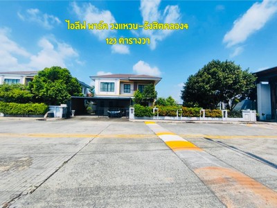 ขายด่วนบ้านเดี่ยว พื้นที่เยอะและบ้านขนาดใหญ่สุดในโครงการ หมู่บ้านไอลีฟ พาร์ค คลอง 4 คลองหลวง ปทุมธานี.แผนที่โครงการ https://maps.app.goo.gl/EdWmb1e5LRkuHT2T7?g_st=com.google.maps.preview.copy.แบบบ้าน Eco Nize 4.3A- บ้านเดี่ยว 2 ชั้น พื่นที่ 1งาน 23 ตารางวา +- พื้นที่ใช้สอย 207 ตร.ม.- ขนาด 4 ห้องนอน, 2 ห้องน้ำ, ที่จอดรถ 2 คัน- บ้านหันหน้าทิศใต้ รับลมตลอดวัน- หน้าบ้านไม่ชนกับบ้านใคร- อยู่ต้นหมู่บ้าน ถนนหน้าบ้านกว้างมาก- สงบ มีความ