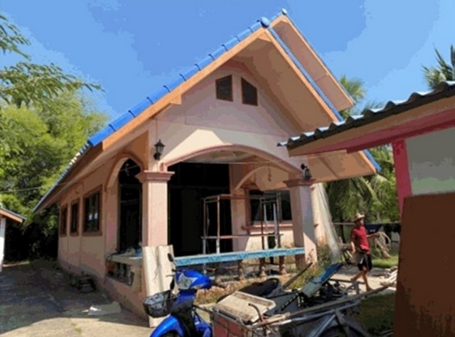   Code ID :  PGLPG620031  ราคา  980,000  บาท ▸ เนื้อที่ 1 งาน 56 ตร.ว พื้นที่ใช้สอย 166.5 ตร.ม.   ▸ 3 ห้องนอน 2 ห้องน้ำ    ▸ 1 ที่จอดรถ   บ้านหันไปทางทิศใต้  พิกัดทรัพย์ :  https://maps.app.goo.gl/7nrzDymLqw4ekD2A8  สถานที่ใกล้เคียง ▸ใกล้  บิ๊กซี ซูเปอร์เซ็นเตอร์ ลำปาง ▸ใกล้  เซ็นทรัล ลำปาง ▸ใกล้  ท่าอากาศยานลำปาง    ▸ใกล้  สถานีรถไฟนครลำปาง  สอบถามเพิ่มเติม / นัดชม โทร. 097-419-5982(พลอย) โทร. 096-932-4624(ออมสิน) Line : @panaya (มี@ด้านหน้า)  ปรึกษาสินเชื่อฟรี One Sto