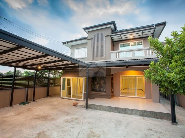 ให้เช่าบ้านเดี่ยว 2 ชั้นหลังใหญ่ 80 ตรว. หมู่บ้านบุณฑริก วัชรพล ซอยสุขาภิบาล 5 แยก 47 ใกล้สำนักงานเขตสายไหมติดต่อ:: ฐิติพรรณ โทร/ID Line:: 0942823961Line :: https://line.me/ti/p/3xFA1An8Kcรหัส# TO1882บ้านเดี่ยวขนาดใหญ่ 2 ชั้น หมู่บ้านบุณฑริก วัชรพล-สุขาภิบาล5- ขนาดที่ดิน 80 ตรว.- 3 ห้องนอน- 4 ห้องน้ำ- 1 ห้องทำงาน 1 ห้องแม่บ้าน- โรงจอดรถ 3 คัน- พื้นที่ลานหน้าบ้านขนาดใหญ่- บิ้วท์อินเคาน์เตอร์ครัว 2 จุด + พื้นที่ห้องทานข้