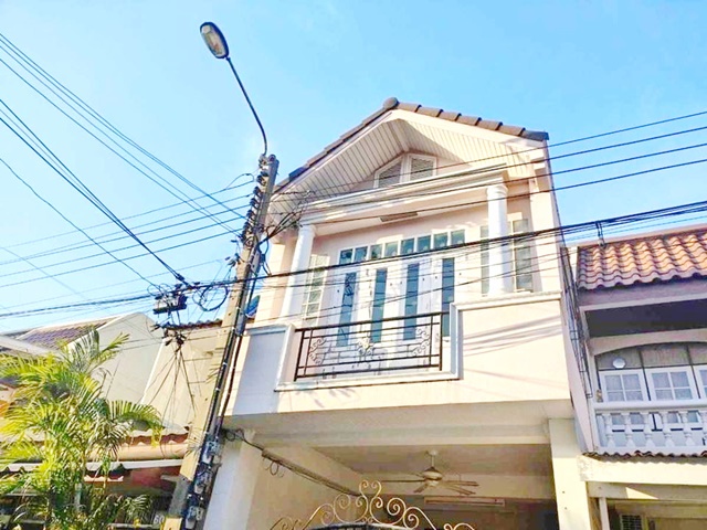 ถ.ประดิษฐ์มนูธรรม MRTลาดพร้าว 71 3 แอร์  67 ม.ทาวน์เฮาส์ 2 ชั้น เฟอร์บางส่วน  2 นอน  ม.รัชต์ภาคย์ 2.9 กม.2 น้ำ ซ.ลาดพร้าว 78-82 อิมพีเรียลเวิลด์ ลาดพร้าว 0.7 กม.16 ตร.วา.130​ ตร.ม. 15,999 b-m 1จอดรถ ตลาดโชคชัย 4 1.4 กม.เข้าออกสะดวก ลาดพร้าว รพ.ลาดพร้าว 2.1 กม.ทางด่วนรามอินทรา-อาจณรงค์ MRT LatPhrao71 67 m. 2-storey townhouse 3 a/c some fur 2bed Ratchapak U. 2.9km. 2bath LatPhrao 78-82 Imperial World Lat Phrao 0.7km.16sq.wa. 130sq.m. community area many shops easy to find food 15,999 b-m 1 parking space Chokchai Market 4 1.4 km.     ทางด่วนรามอินทรา-อาจณรงค์ ถนน