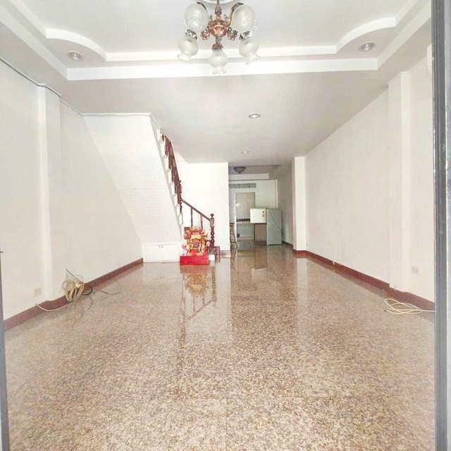 ม.รัชต์ภาคย์ 2.9 กม.ซ.ลาดพร้าว 78-82 MRTลาดพร้าว71  67 ม.ทาวน์เฮาส์ 2 ชั้น เฟอร์  2นอน 3แอร์ อิมพีเรียลเวิลด์ 0.7กม.16 ตร.วา.130​ ตร.ม.