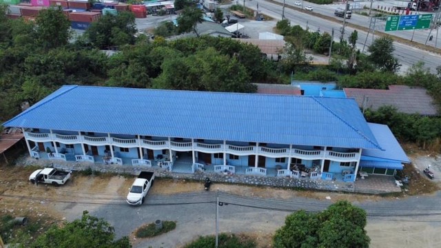 TEL : 092-288 9359 คุณดนิตาLine : https://line.me/ti/p/yxo92dHWP1รายละเอียด : เนื้อที่ขนาด 1 ไร่จำนวน 20 ห้อง ขนาด 4x10 - 4x20 ตารางเมตรออฟฟิต 1 ห้องขนาด 5x8 ตารางเมตรสถานที่ใกล้เคียง : - ใกล้โฮมโปร- ใกล้นิคมอุตสาหกรรมปิ่นทอง1,2,3- ใกล้ตลาดเทศบาลเจ้าพระยาสุรศักดิ์- ใกล้ไทวัสดุ- ใกล้ฮาร์ดแวร์- ใกล้มอเตอร์เวย์ไม่ถึง 3 กม.- ห่างจากพัทยาไม่ถึง 25 กม.- ห่างจากท่าเรือแหลมฉบัง 11 กม.รายได้ 80,000 - 90,000 บาท/เดือนหักค่าใช้จ่ายค่าน้ำ