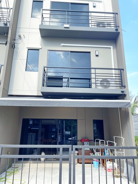 ทาวน์โฮมให้เช่า 5แอร์ ราชพฤกษ์-สาทร  รร.อนุบาลเด่นหล้า 2 2.3 กม.หลังเดอะวอร์คพระราม5 เดินทางสะดวก 34,999b-m 3ชั้น 3นอน 3น้ำ 245ตรม. Ratchapruek-Sathorn Denla Kindergarten2 2.3km. Townhouse 5A/C for rent behind The Walk Rama5 convenient 34,999b-m 3Storeys 3bed 3bath 245sqm.ขนาด: 32ตรว. 245ตรม.32sqw. 245sqm.แขวงบางลำภูล่าง เขตคลองสาน กรุงเทพมหานคร 106003 ชั้น 3 นอน 3 น้ำ5 แอร์2 จอดรถ2 ห้องนอนใหญ่ 1 ห้องนอนเล็ก 1 ห้องเอนกประสงค์แอร์ 5 เครื่อง พร้อมตู้เสื้อผ้า และเครื่องซักผ้า เตาไฟฟ้า กับเค�